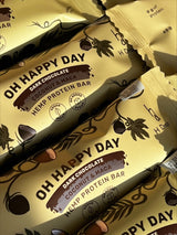 Oh Happy Day - kanapių proteino batonėliai su kokosu ir maka, juodajame šokolade (12 vnt. dėžutė)